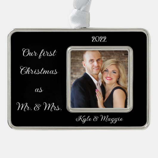 写真のパーソナライズ私たちの初めてのクリスマスカップル黒 シルバープレートフレームオーナメント (正面)