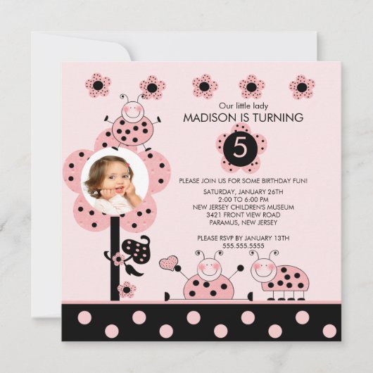 写真のピンク及び黒いてんとう虫の誕生日の招待状 招待状 (正面)