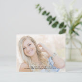 写真のモダン卒業式のスクリプト日付の保存 案内ポストカード (スタンド正面)