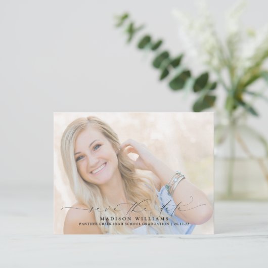 写真のモダン卒業式のスクリプト日付の保存 案内ポストカード (スタンド正面)