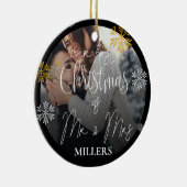 写真の初めてのクリスマスとミセスとしての私たちのクリスマス セラミックオーナメント (右)