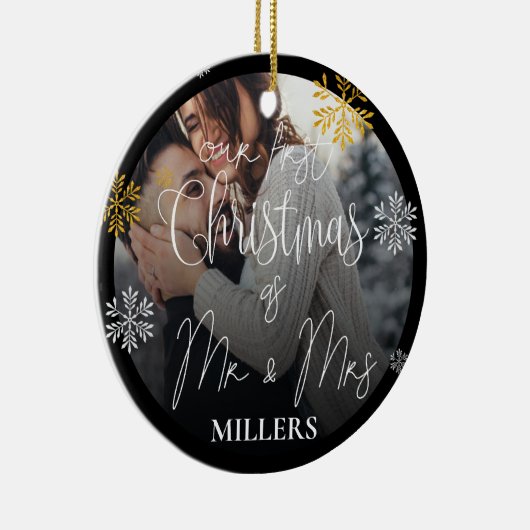 写真の初めてのクリスマスとミセスとしての私たちのクリスマス セラミックオーナメント (右)
