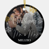 写真の初めてのクリスマスとミセスとしての私たちのクリスマス セラミックオーナメント (正面)