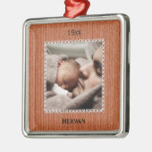 写真の名前と日付 – オレンジ色のニット模様 メタルオーナメント (左)