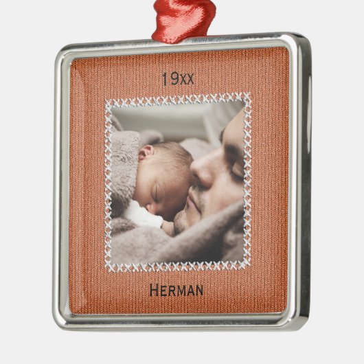 写真の名前と日付 – オレンジ色のニット模様 メタルオーナメント (左)