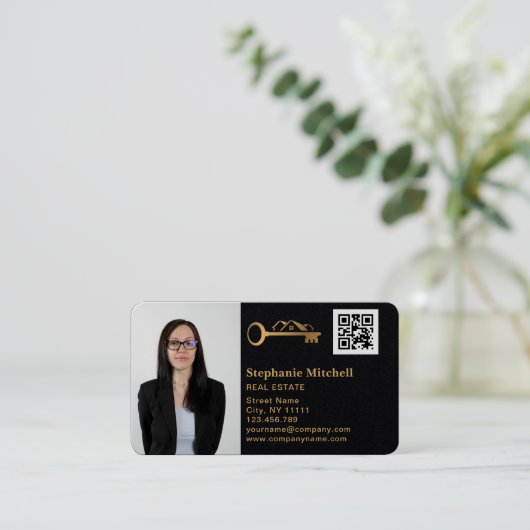 写真の実在不動産仲介業者鍵ハウスQRコードの挿入 名刺 (スタンド正面)