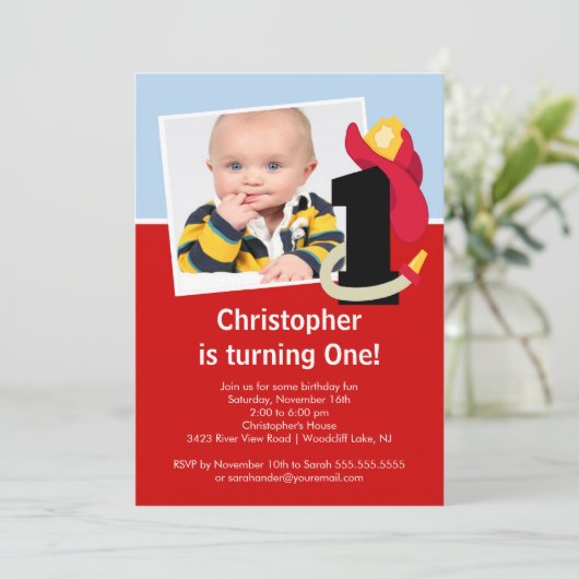 写真の小さい消防士の男の子の最初誕生会 招待状 (スタンド正面)