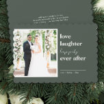 写真の後ずっと楽しく笑い結婚を愛する シーズンカード<br><div class="desc">の結婚写真の結婚クリスマスカーパーソナライズされたド、あなたの写真とカスタムのメッセージをバックに。ミニマルモダンデザインで緑と白の波形エッジカードの上に。「楽し読く笑い続ける」という言葉と写真テンプレートが写真を四角く表示する。私の初めてのクリスマスのフォトカ結婚したードコレクションを参照してさらにデザイン。</div>