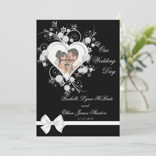 写真の招待状5x7を結婚する黒く及び白いハート 招待状 (スタンド正面)