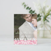 写真の日付をピンクとホワイトダマスクで保存 案内ポストカード (スタンド正面)