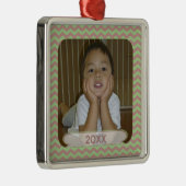 写真の記念品のオーナメントと日付を記入される赤い及び緑のシェブロン メタルオーナメント (右)