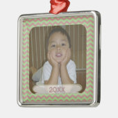 写真の記念品のオーナメントと日付を記入される赤い及び緑のシェブロン メタルオーナメント (左)