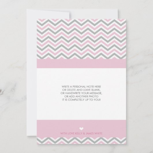 写真の誕生のお知らせ:甘いシェブロン淡い色のピンク 案内状 (裏面)