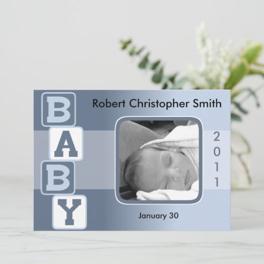 写真の誕生の発表-ブロックを持つ男の赤ちゃん 案内状 (スタンド正面)