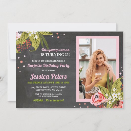 写真の誕生日のピンクの花のチョークの女性の花 招待状 (正面)