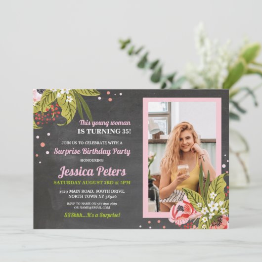 写真の誕生日のピンクの花のチョークの女性の花 招待状 (スタンド正面)