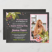 写真の誕生日のピンクの花のチョークの女性の花 招待状 (正面/裏面)