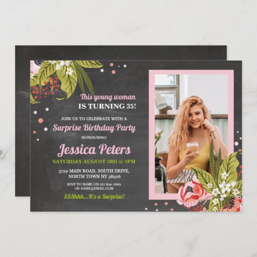 写真の誕生日のピンクの花のチョークの女性の花 招待状 (正面/裏面)