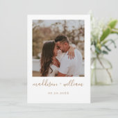 写真のinvitatとミニマル結婚リスト素朴なベージュ 招待状 (スタンド正面)