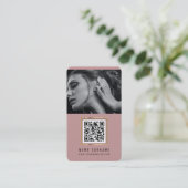 写真のqrコードをスキャン可能なバーコモダンードダストピンク 名刺 (スタンド正面)