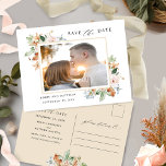 写真はがき自然開花とベージュ結婚ズ ポストカード<br><div class="desc">この写真結婚結婚式で日付をエレガント発表する日付はがきを保存する。デザイン絶妙な地球トーンフローラあなたの写真をフレーミング。フローラ詳細ベージュ、ほこりっぽいバラ、赤面、錆、テラコッタ、オレンジ、緑、青のヒントの美しいブレンド。バック魅力的なバター色ベージュの背景色で葉書の情報を選択して白または他の色に変更することができカスタマイズる「さらに」。Buttery beigeとTerracottaの自然開花コレクションの一部は、完全な招待スイートを含む様々な調整製品が利用可能。</div>