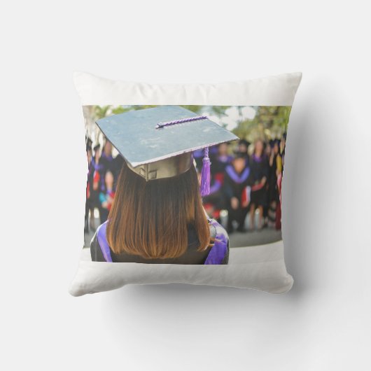 写真は卒業した卒業証書と帽子 クッション (裏面)