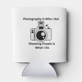 写真は私が何者か 缶クーラー (裏面)