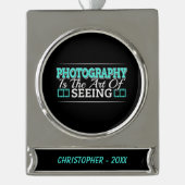 写真は見る芸術である – マインドセット引用文S シルバープレートバナーオーナメント (正面)