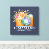 写真はKinda My Thing Water Color Camera キャンバスプリント (インサイチュ (ウッドフロア))