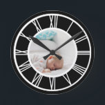 写真をローマパーソナライズされた数字にする ラウンド壁時計<br><div class="desc">デザインYour Photo パーソナライズされた Roman Numbersの壁時計からRicaso</div>