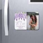 写真を保存する日付の水の色の藤結婚の マグネット<br><div class="desc">写真を保存する日付水色の藤の結婚式を保存する日付のマグネットはエレガント、水色の藤の花をソフト薄紫、ラベンダーと白い背景に緑と水色の藤の花を特徴とし、以下の日付情報を保存するQRコードを含むカスタム。提供された文字ボックスと写真の文字を編集してパーソナライズお気に入りのする。©Evco Studio www.zazzle.com/store/evcostudioによる設計</div>
