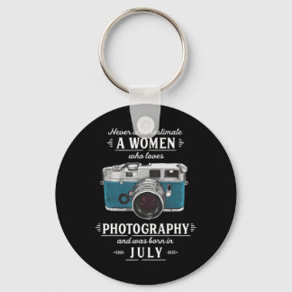 写真を愛する女性を決して過小評価しない キーホルダー