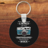 写真を愛する女性を決して過小評価しない キーホルダー (正面)