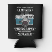 写真を愛する女性を決して過小評価しない 缶クーラー (正面)