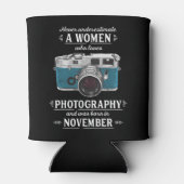 写真を愛する女性を決して過小評価しない 缶クーラー (裏面)