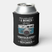 写真を愛する女性を決して過小評価しない 缶クーラー (缶裏面)