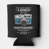 写真を愛する女性を決して過小評価しない 缶クーラー (裏面)