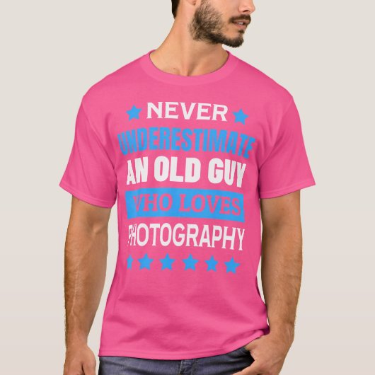 写真を愛する年配者の力を過小評価するな Tシャツ (正面)