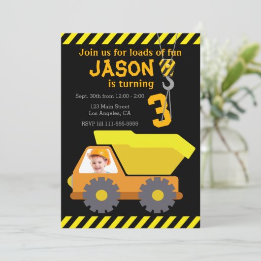 写真を持つダンプトラックの誕生日のパーティの招待状 招待状 (スタンド正面)