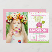 写真を持つピンクのカメの誕生日の招待状 招待状 (正面/裏面)