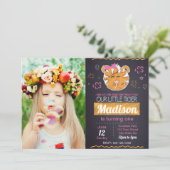 写真を持つピンクのトラの誕生日の招待状 招待状 (スタンド正面)