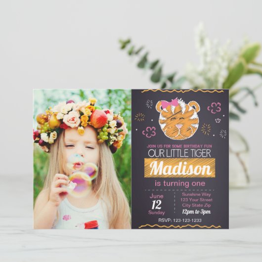 写真を持つピンクのトラの誕生日の招待状 招待状 (スタンド正面)