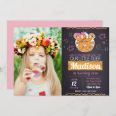 写真を持つピンクのトラの誕生日の招待状 招待状 (正面/裏面)