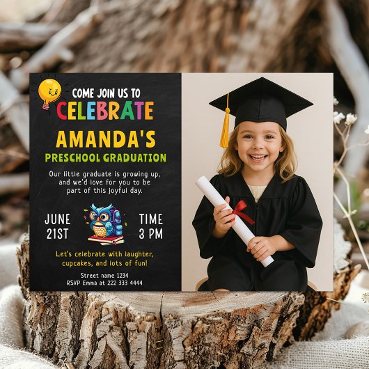 写真を持つ女の子のための就学前の卒業 招待状