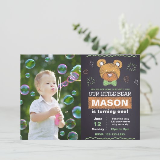 写真を持つ緑くまの誕生日の招待状 招待状 (スタンド正面)