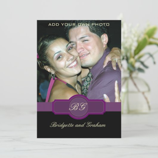 写真を持つ黒い紫色の結婚式招待状 招待状 (スタンド正面)