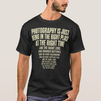 写真を撮ることは、ただ正しい場所にいるということ Tシャツ