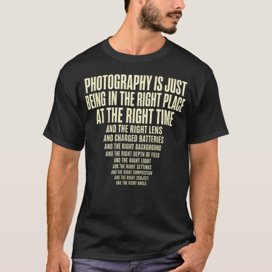 写真を撮ることは、ただ正しい場所にいるということ Tシャツ (正面)
