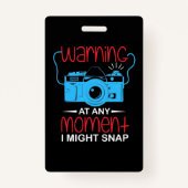 写真を撮る人は一瞬でも驚くかもしれない バッジ (正面)