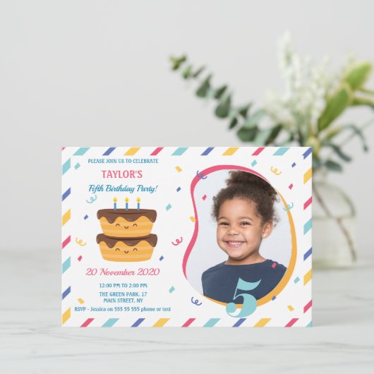 写真を添えた5回目の誕生日パーティーの招待状 エンクロージャーカード (スタンド正面)